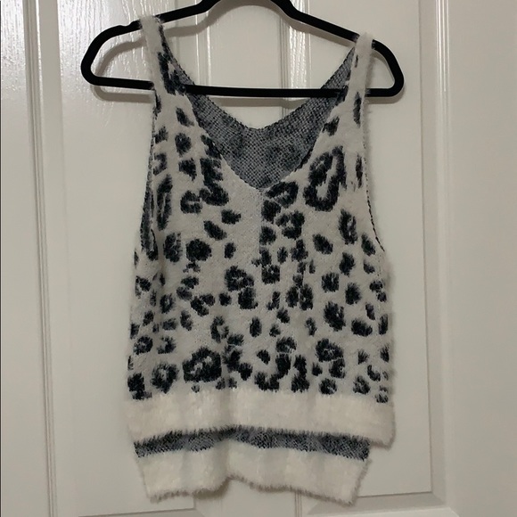 Tops - Sleeveless low high animal printer sweater